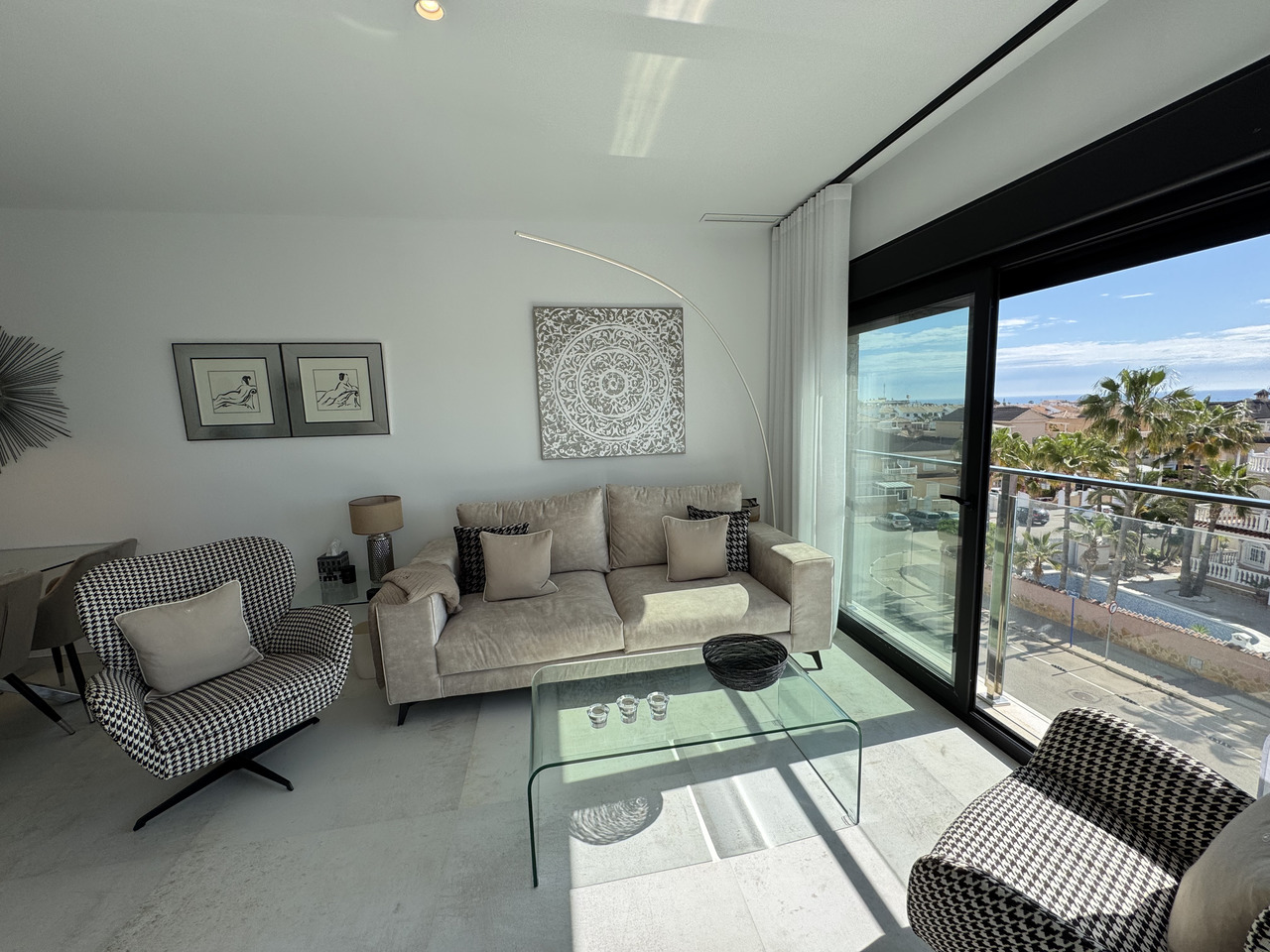 14066c59d699aa37efd7_xlarge