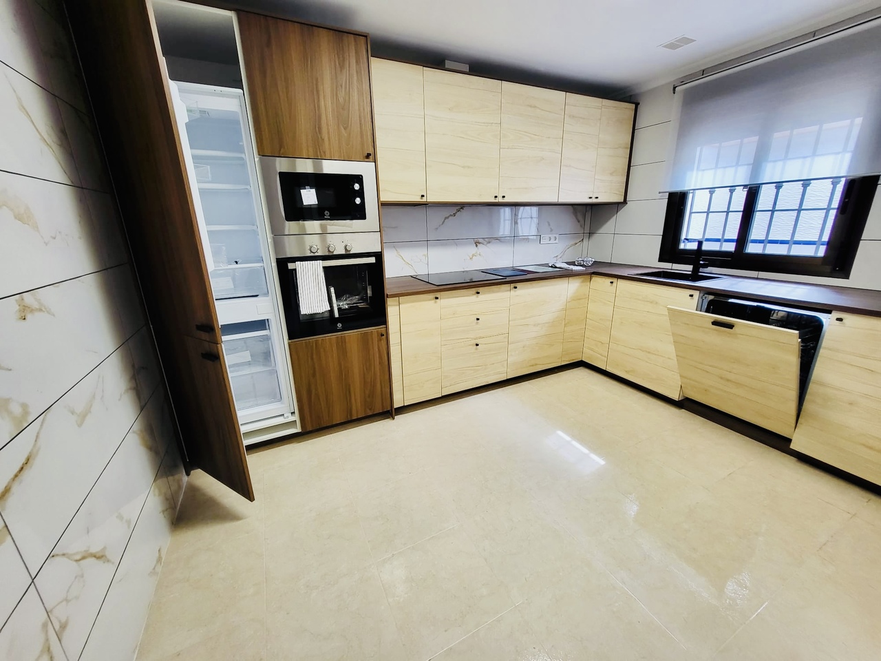 e5ca68c4-3557-4cee-95b6-0bfcc51cd2fd_xlarge