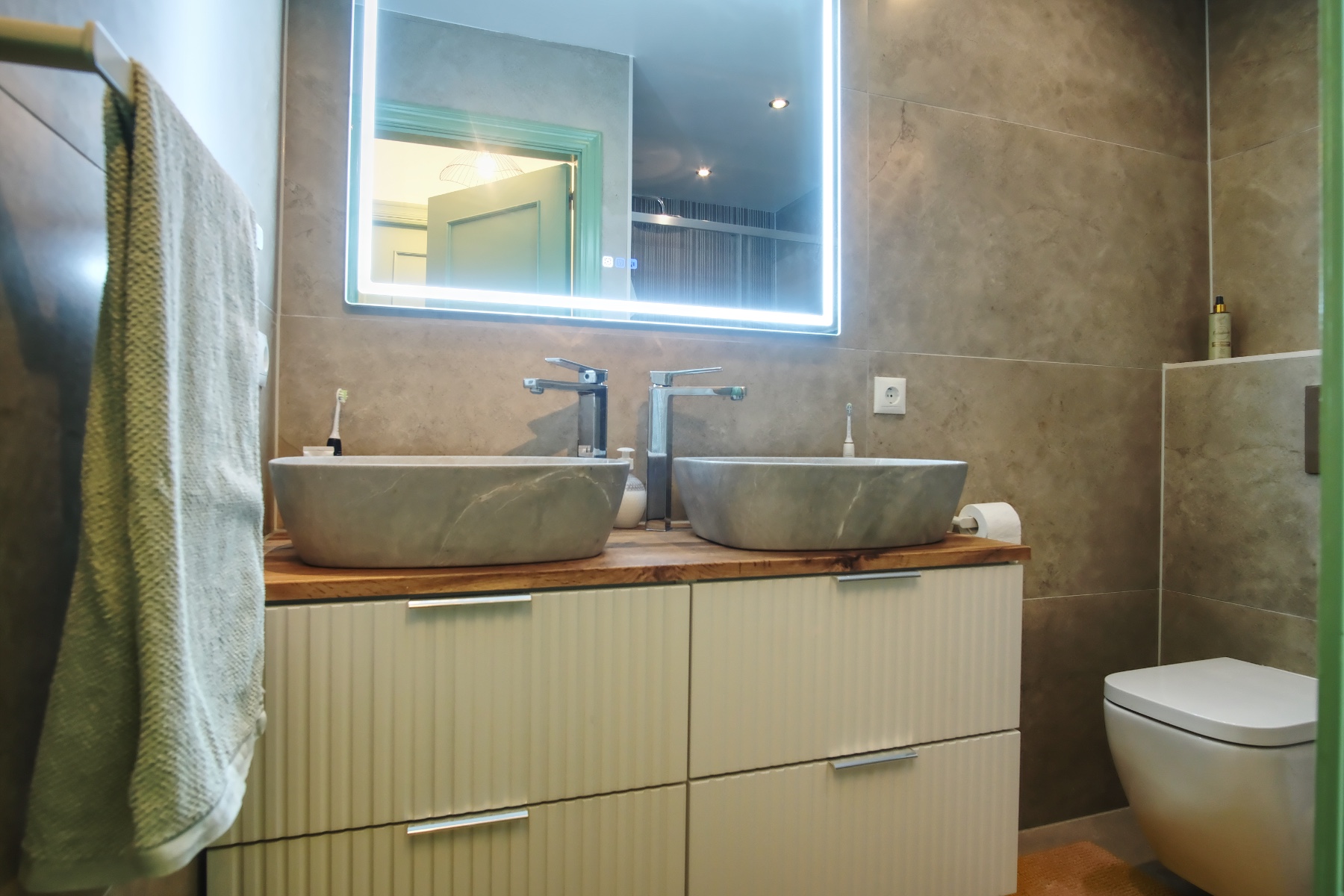 o_1j3j1ecoe1c0f1302qaj9de1lp24h