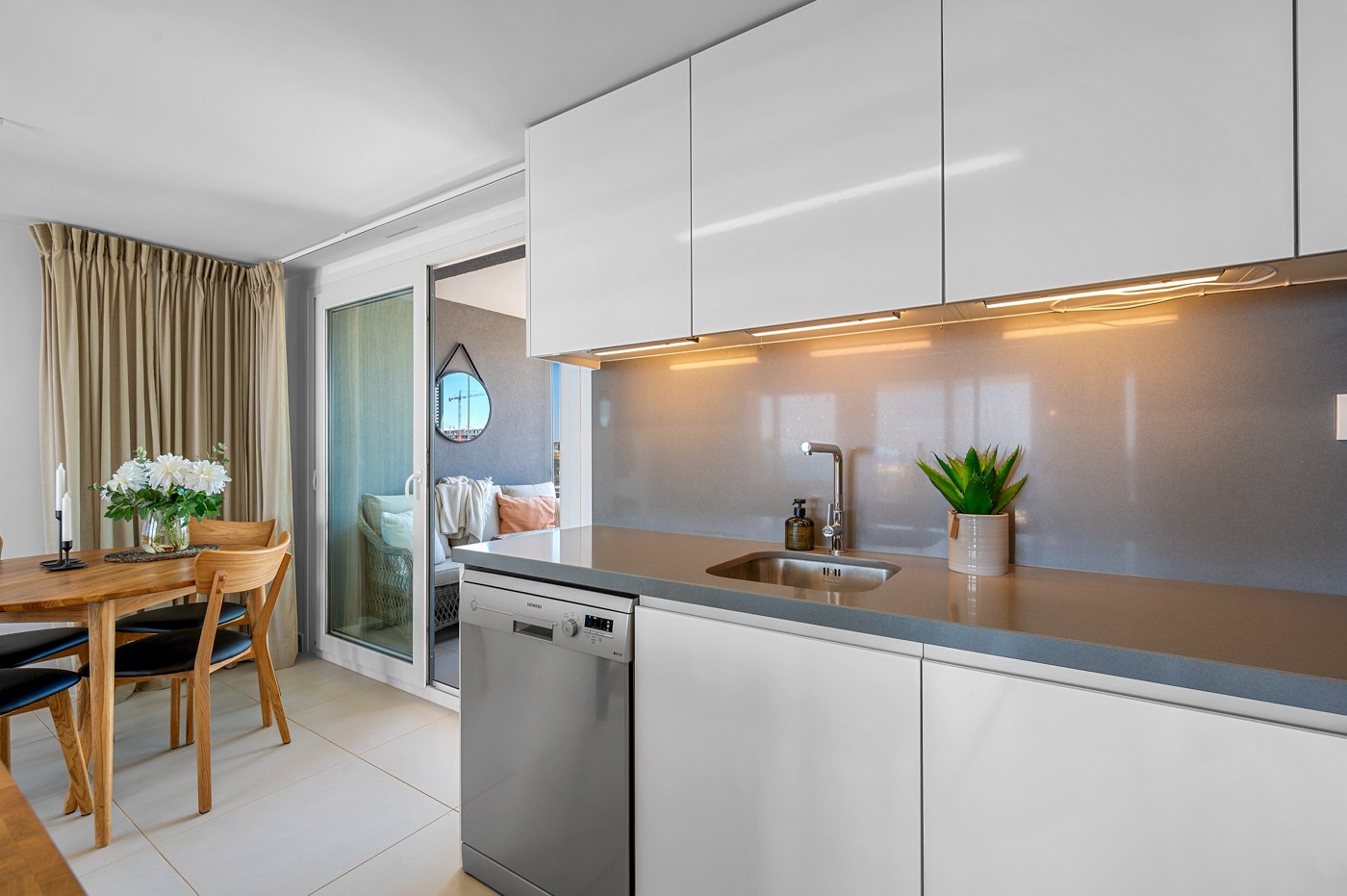 o_1j527cp7bjpercp8914b117024k