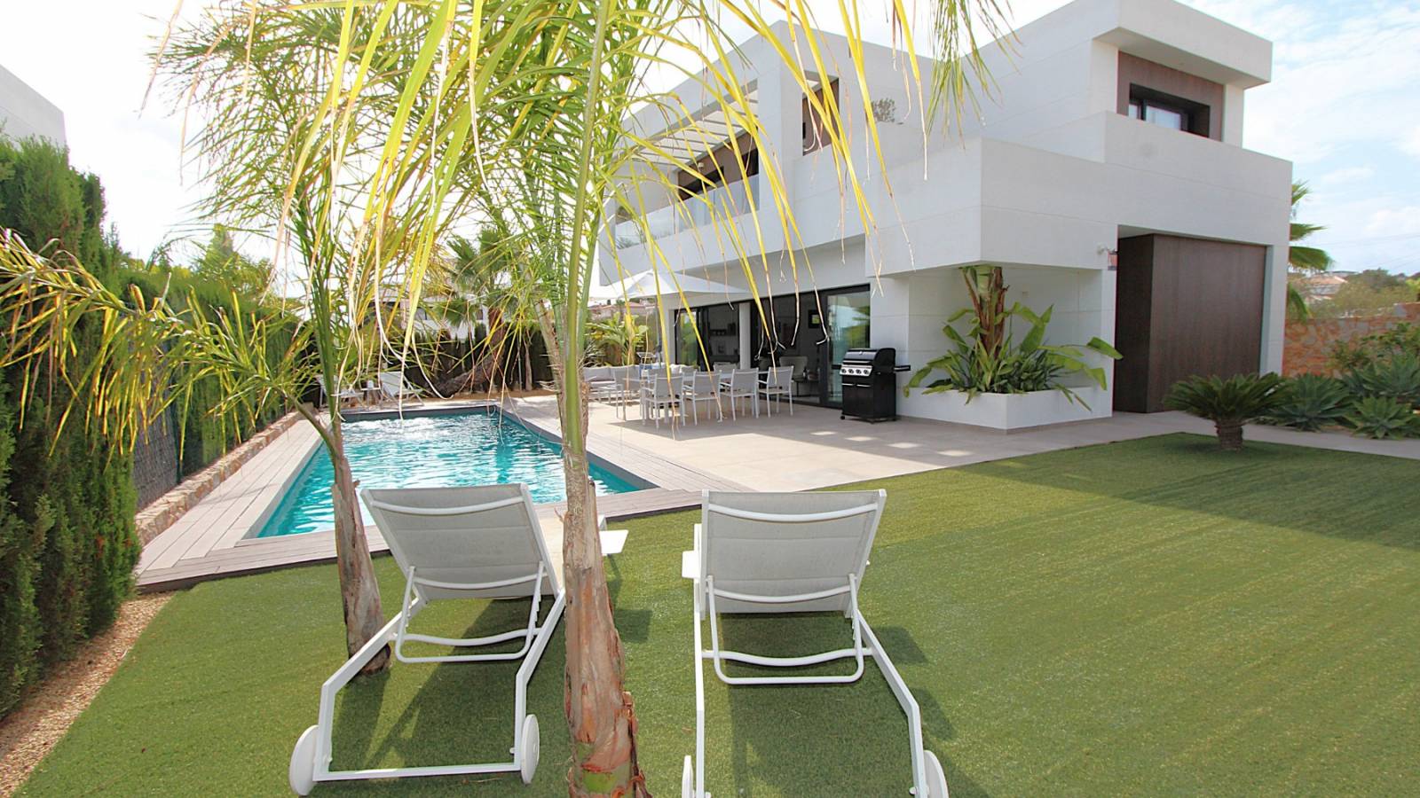 o_1ijdert8m4ro12581h27175l1osv24