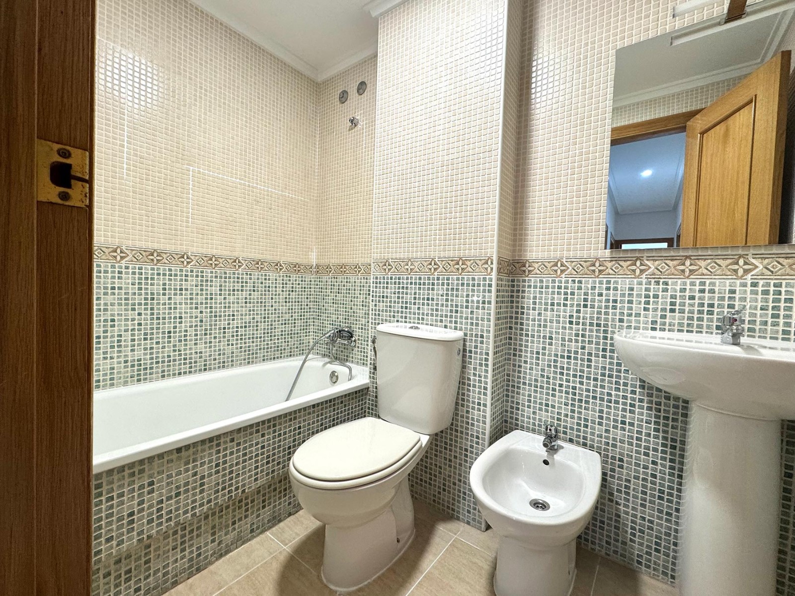 o_1im85677b11p01mbv5karhq5qk24