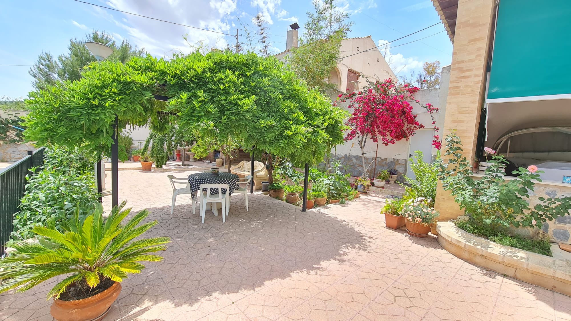 o_1istbrkqhq231q81cb31nj3dmi4q